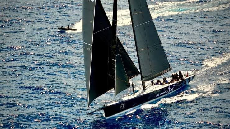 Black Jack 100 remporte la Palerme-Monte-Carlo pour la quatrième année consécutive alors que les tempêtes arrêtent la flotte