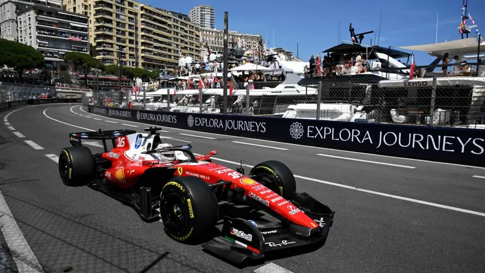 Une monoplace Ferrari roule dans les rues de Monaco lors d'une séance du Grand Prix