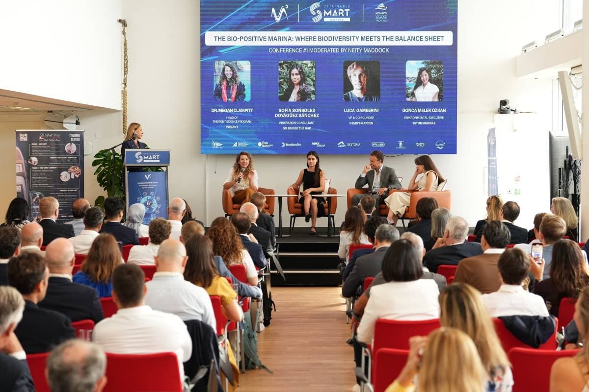 Une table ronde sur la marina bio-positive lors du Monaco Smart and Sustainable Marina Rendezvous, avec le public dans la salle du Yacht Club de Monaco